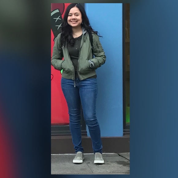 Meet your Posher, Jessica - Picture 2 of 2